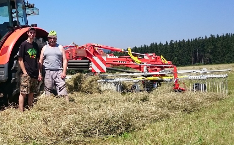 Krátká prezentace - dvourotorové středové shrnovače TOP